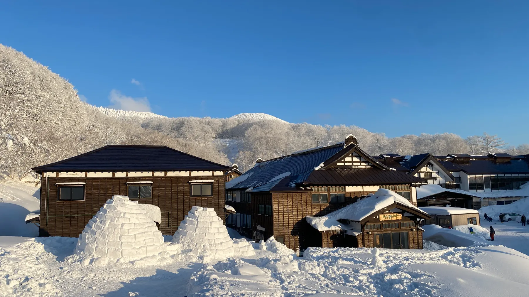 山小屋の前に作られたイグルー